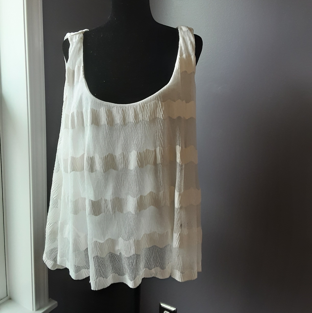 Skye's The Limit preowned off white Tank top,